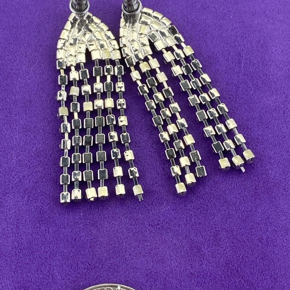 💛 Elegant Silver Crystal Drop Earrings - Picture 3 of 5